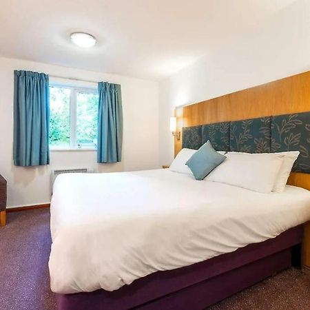 V Lodge Manchester Мидълтън Екстериор снимка