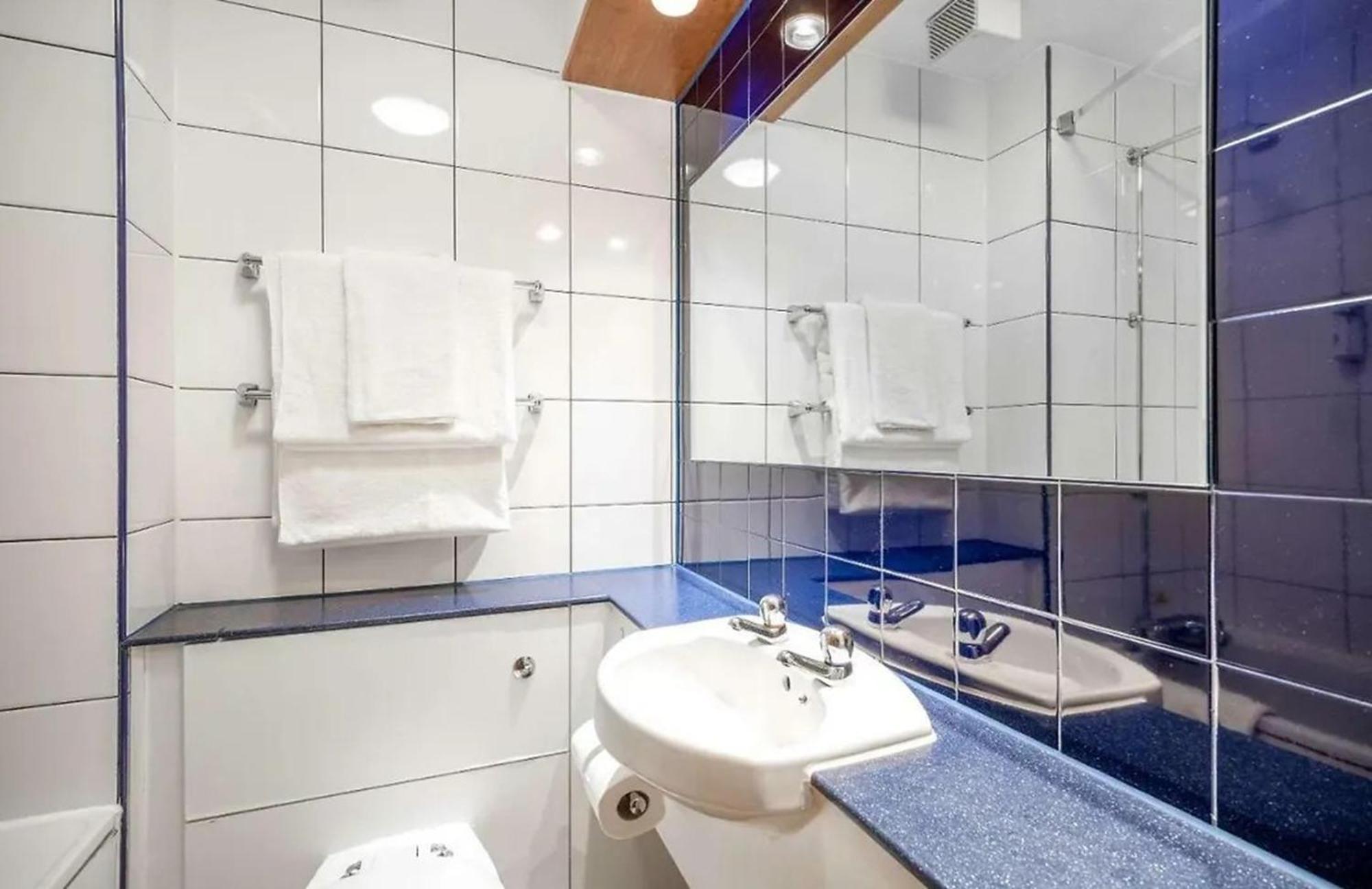 V Lodge Manchester Мидълтън Екстериор снимка