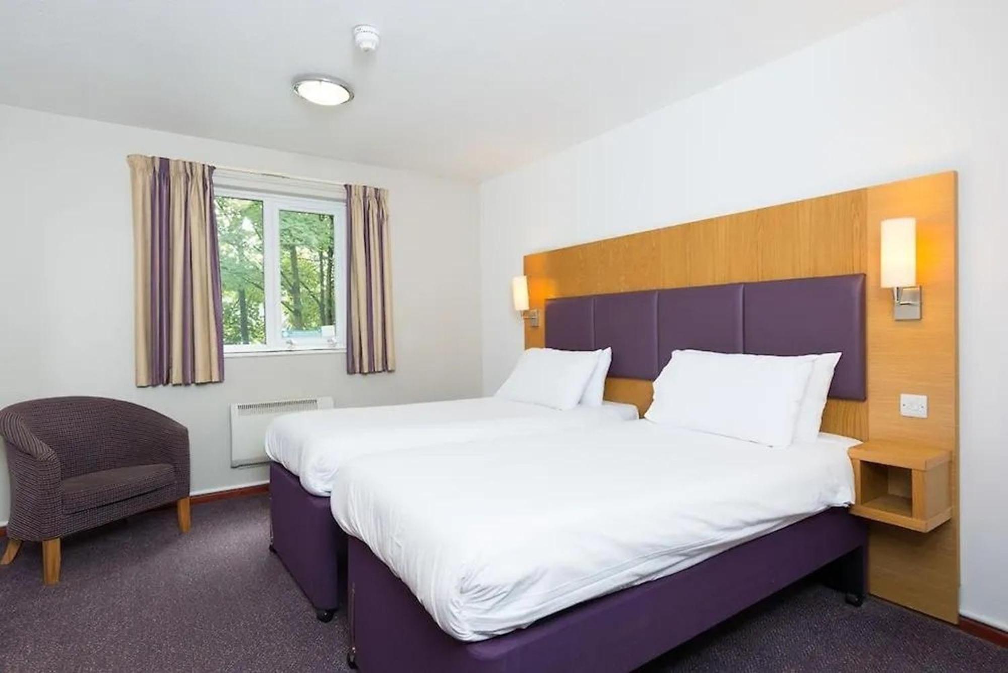 V Lodge Manchester Мидълтън Екстериор снимка