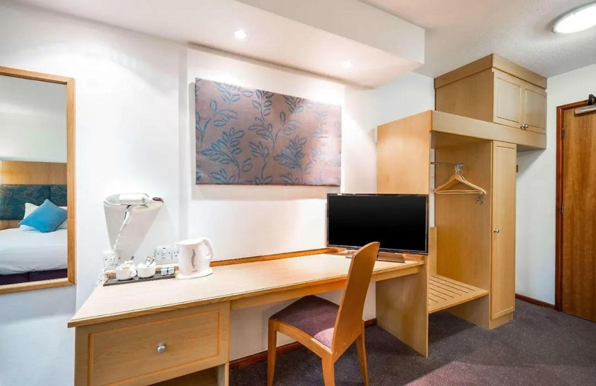 V Lodge Manchester Мидълтън Екстериор снимка